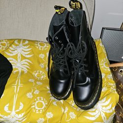 New Condition Sz9 Men Doc Martins Pet Smke Free