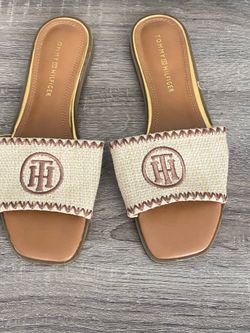 TOMMY HILFIGER Size 8.5 so pretty color  $10