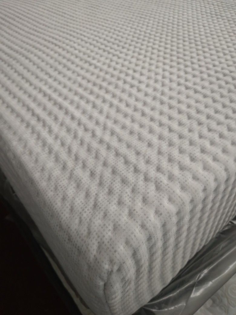 Queen Size Mattress Memory Foam Set, Warehouse