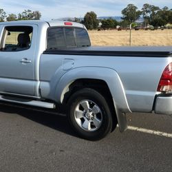 Tacoma 2nd Gen Tri-Fold Tonneau Cover