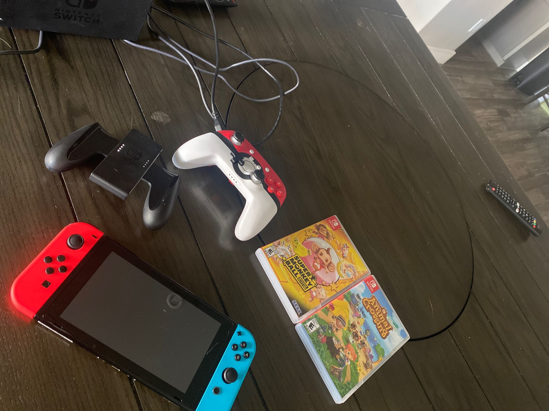 NINTENDO SWITCH + 2 WIRELESS CONTROLLERS + 2 GAMES