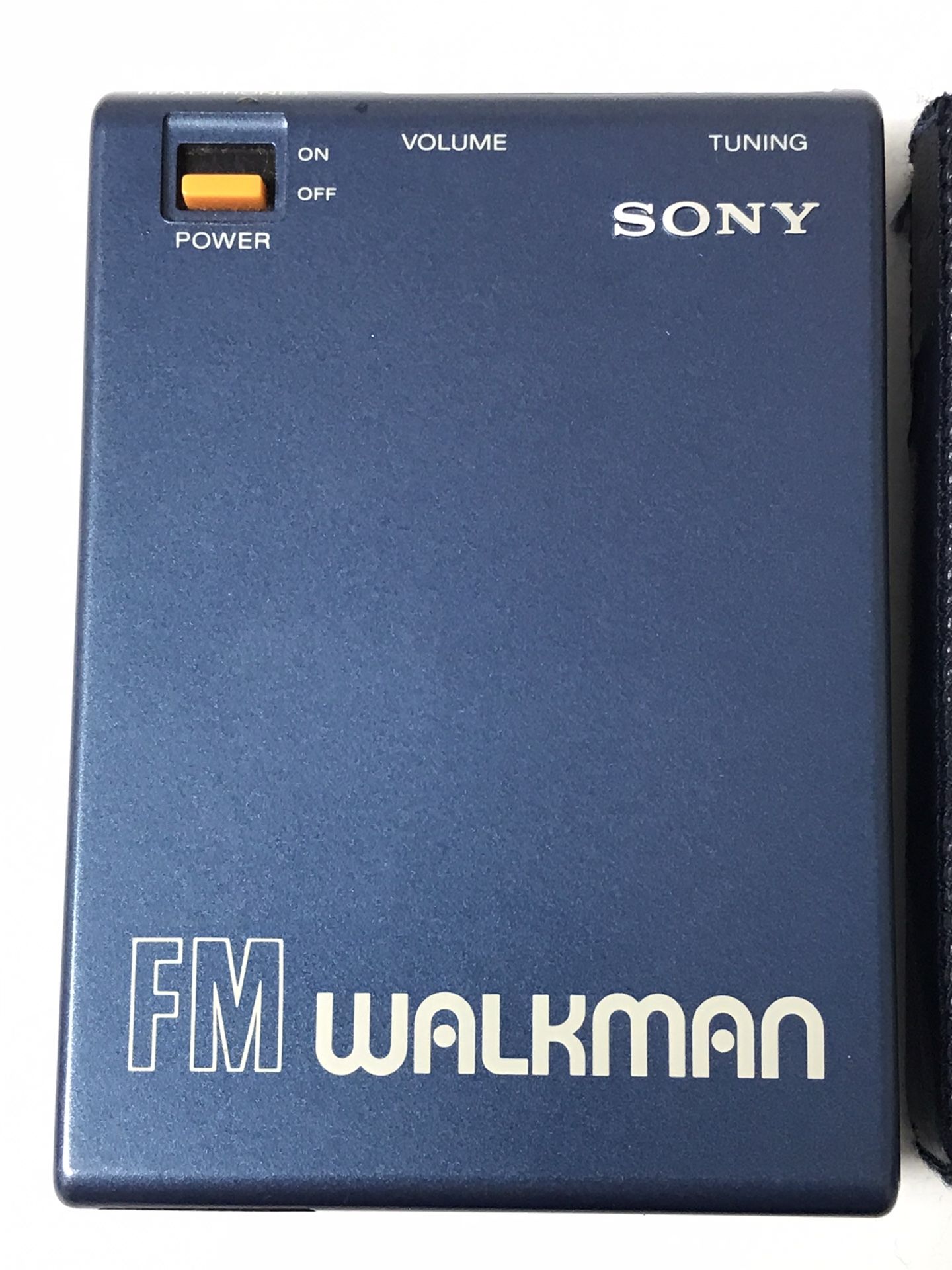 Vintage Sony FM Walkman ( model # SRF-40W ) with case & belt clip. good working condition
