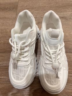 White shoes (US big kid 1) (Approx 8.2 inches to 8.5 inches)