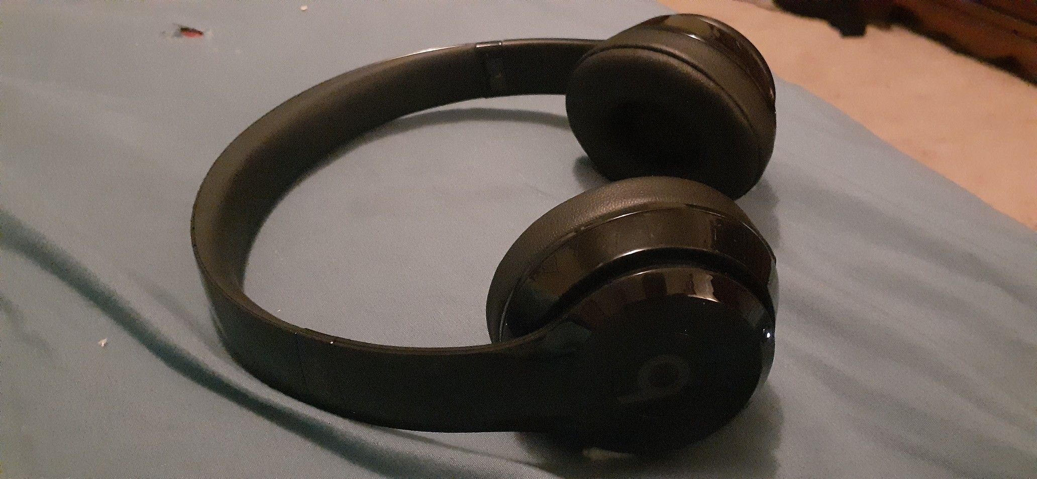Beats Solo 3 wireless headphones made by Apple