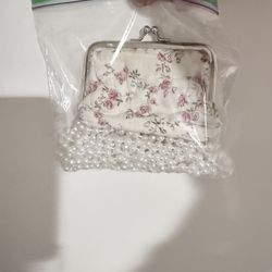 Free!! Coin purse  👛 and necklaces   Pickup only!!