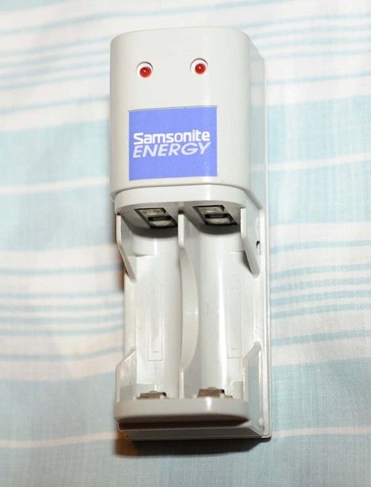 Samonite Battery Charger LR36665
Charges 4 AA Batteries At A Time
Luggage Or Phone