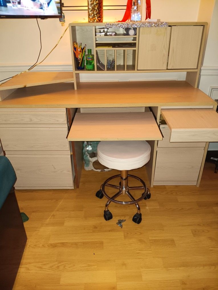 Light Tan Desk/ With Stool