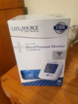 Brand New Blood Pressure Monitor With Cuff Made By Lifesource easy to read