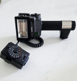 SUNPAK AUTO 522 POWERFUL AND VERSATILE BRACKET MOUNTED FLASH. THYRISTOR MOUNT FLASH