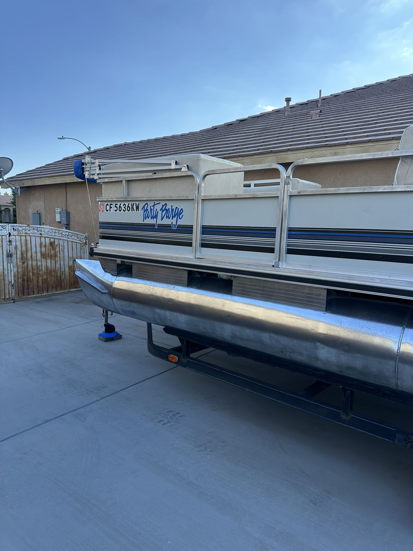 1992 Sun tracker Party barge