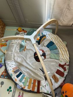 Baby Gym tummy time mat in  lemon grove
