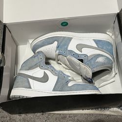 Jordan 1 Hyper Royal 