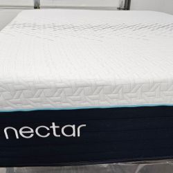 LIKE NEW! Nectar Premier Hybrid King Mattress - Delivery Available