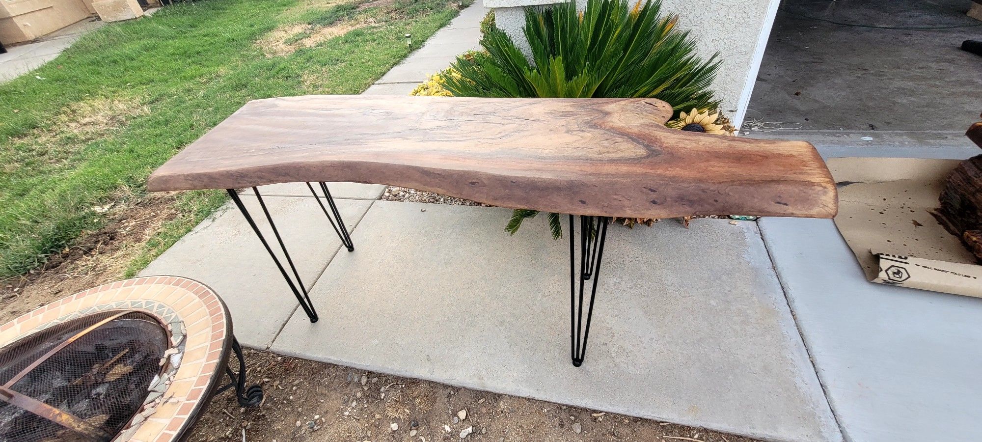Entry Table.     BLACK WALNUT  natural Live Edge 