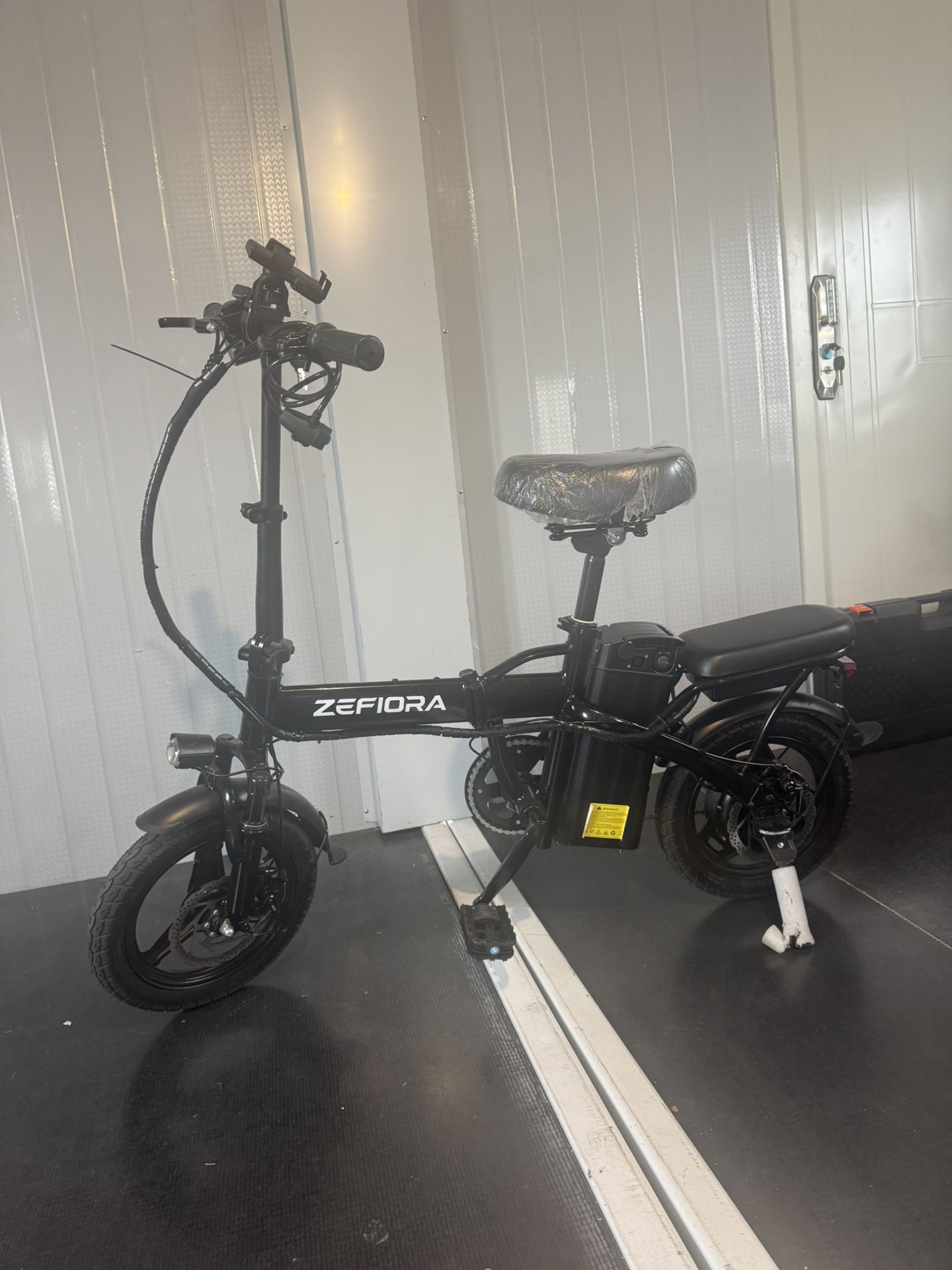 Folding electric bicycle