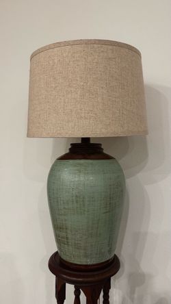 Sturdy transitional ceramic table lamp 28"H, 18” linen drum shade, tested & functional.