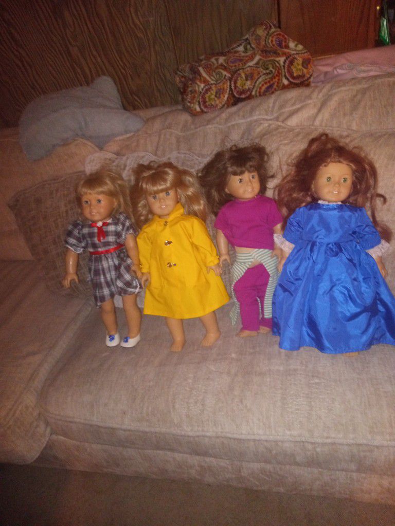 4 American Girl Dolls And Clothes  All Like New