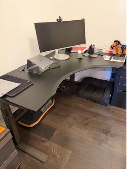 Motorized standing desk