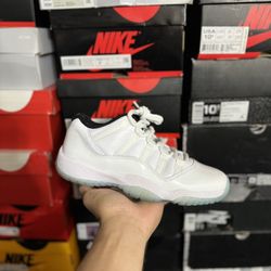 Jordan Legend Blue 11 Lows size 5Y VNDS