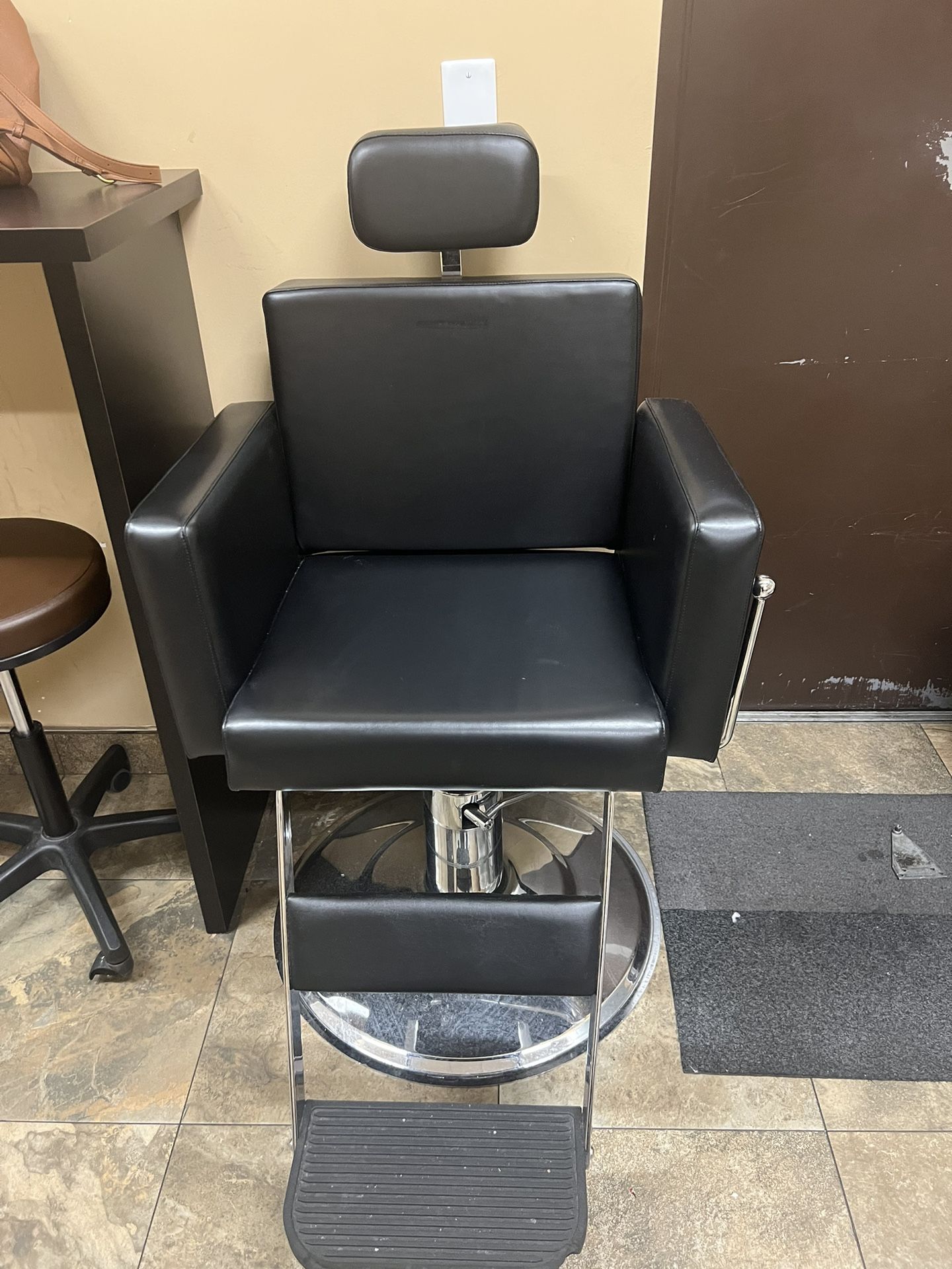 Salon chair