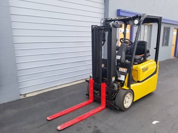 Yale Forklift 3 wheeler with charger