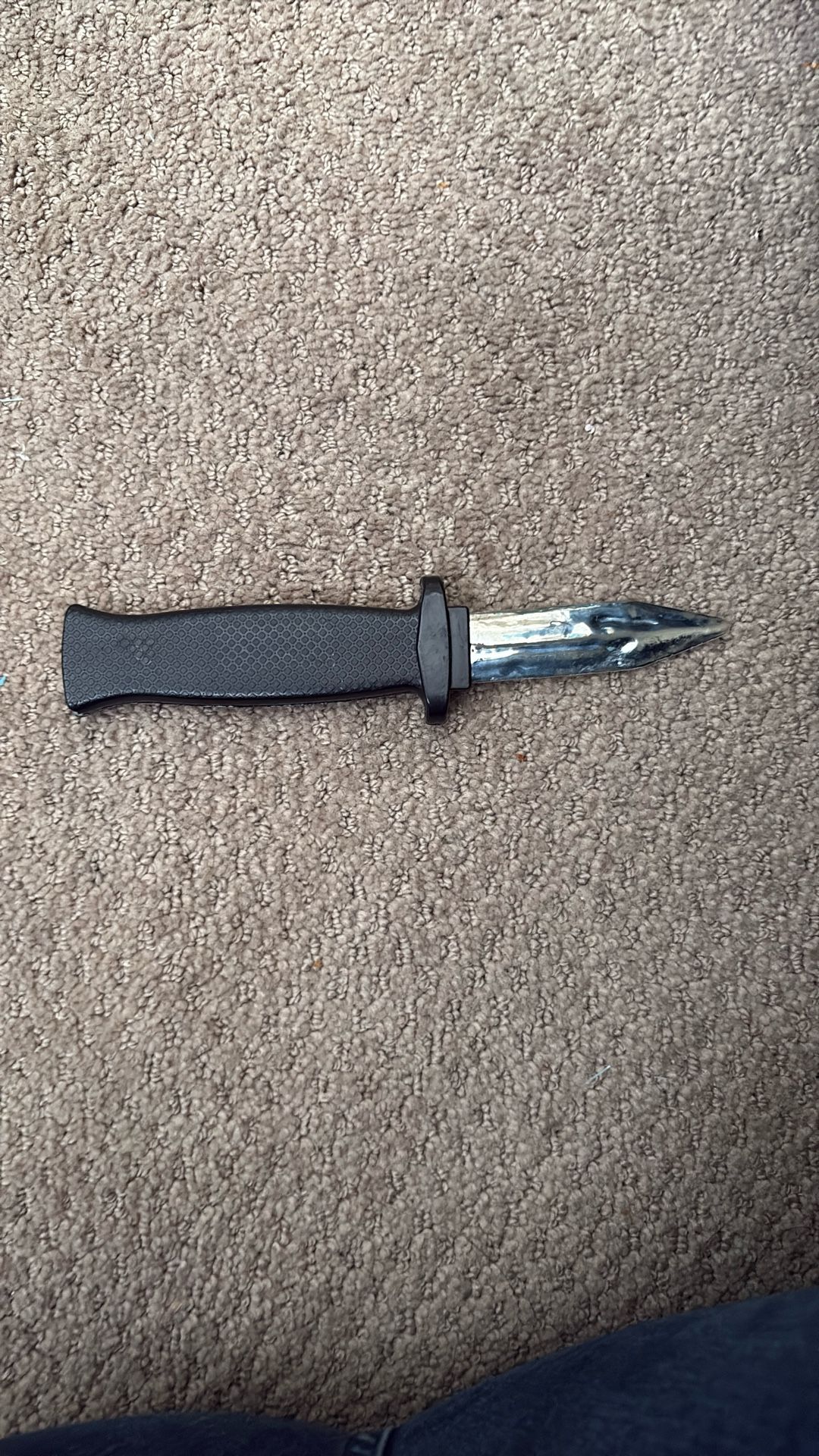 ink2055 Comedy Magic Plastic Retractable Dagger Joke Prank Props Knife Scary Trick