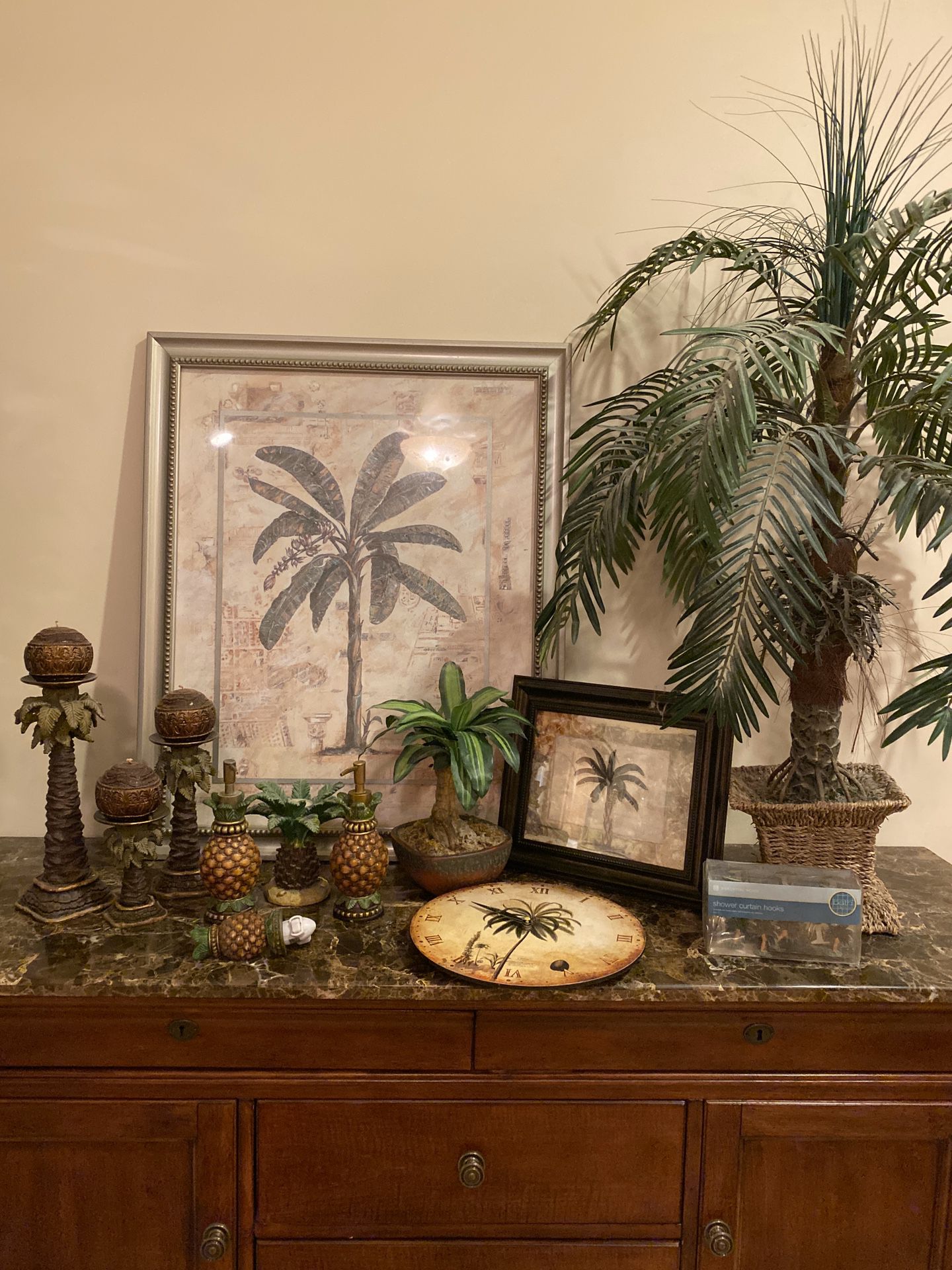 Palm tree bathroom decor