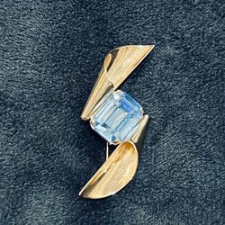 Beautiful Blue Aquamarine Stone In A Abstract Pendant 