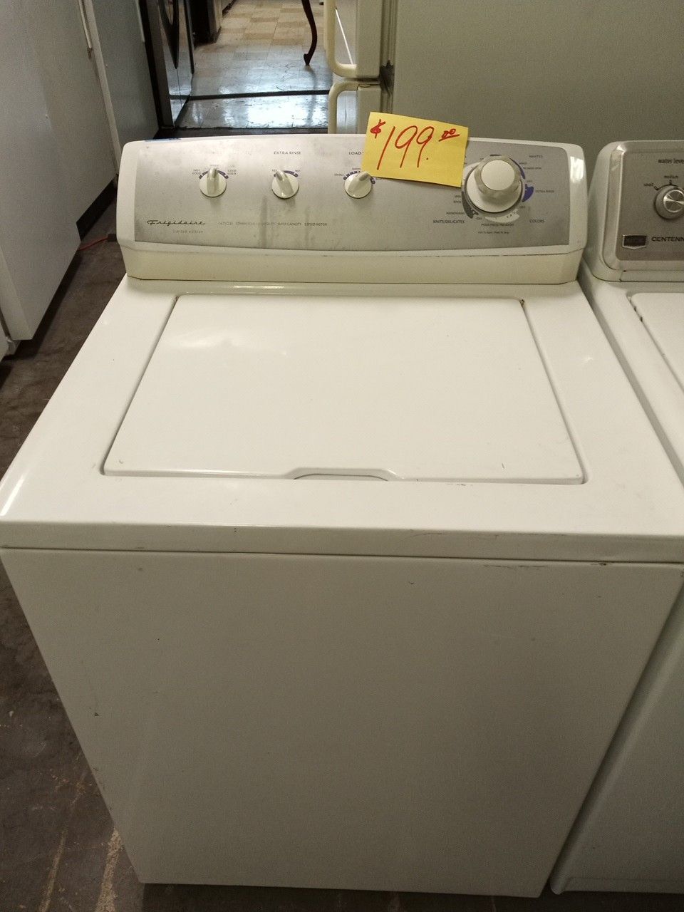 Frigidaire washing machine washer white super size heavy duty .Warranty . Delivery available . 2203 Fowler st. Ft. Myers 33901