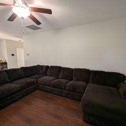 3-pc sectional-pillows,coffee table ,2 end tables 2 lamps