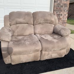 Recliner Loveseat ( FREE DELIVERY 🚚) 