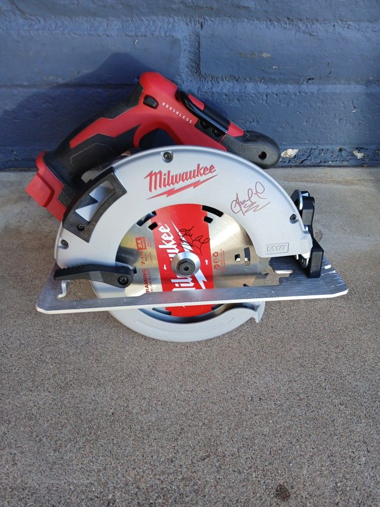 CIRCULAR SAW MILWAUKEE TOOL ONLY 