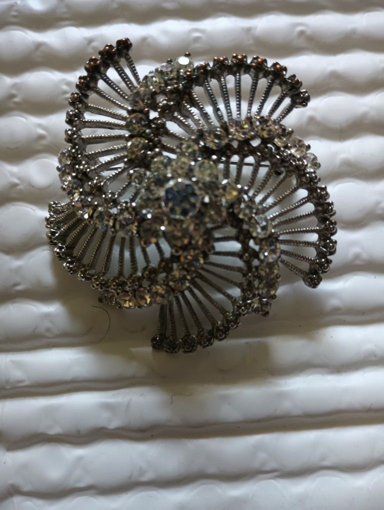 Circular Rhinestones Brooch.