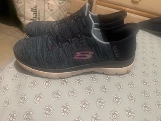 Women’s Skechers size 9
