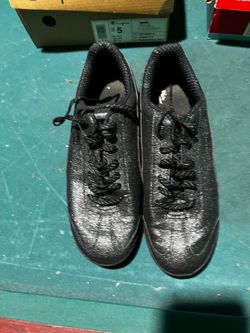 Black tennis shoes