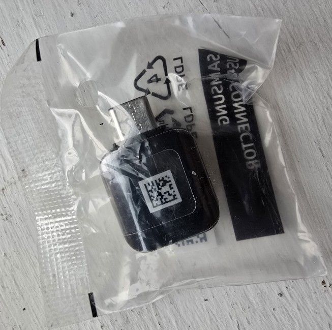 AKG Earbuds / USB Connector