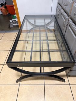 Coffee table with black metal frame. Removable glass top