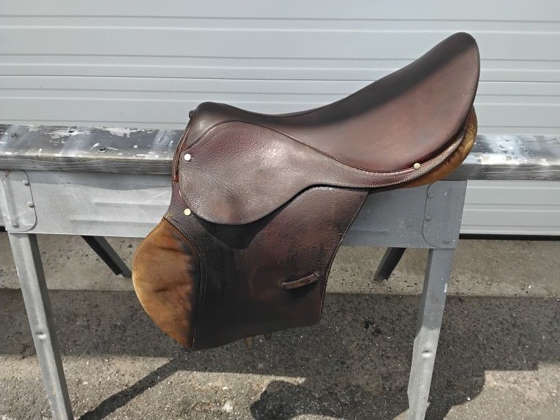 Nice Brown Leather English Horse Saddle 17" Very Clean Like New. 