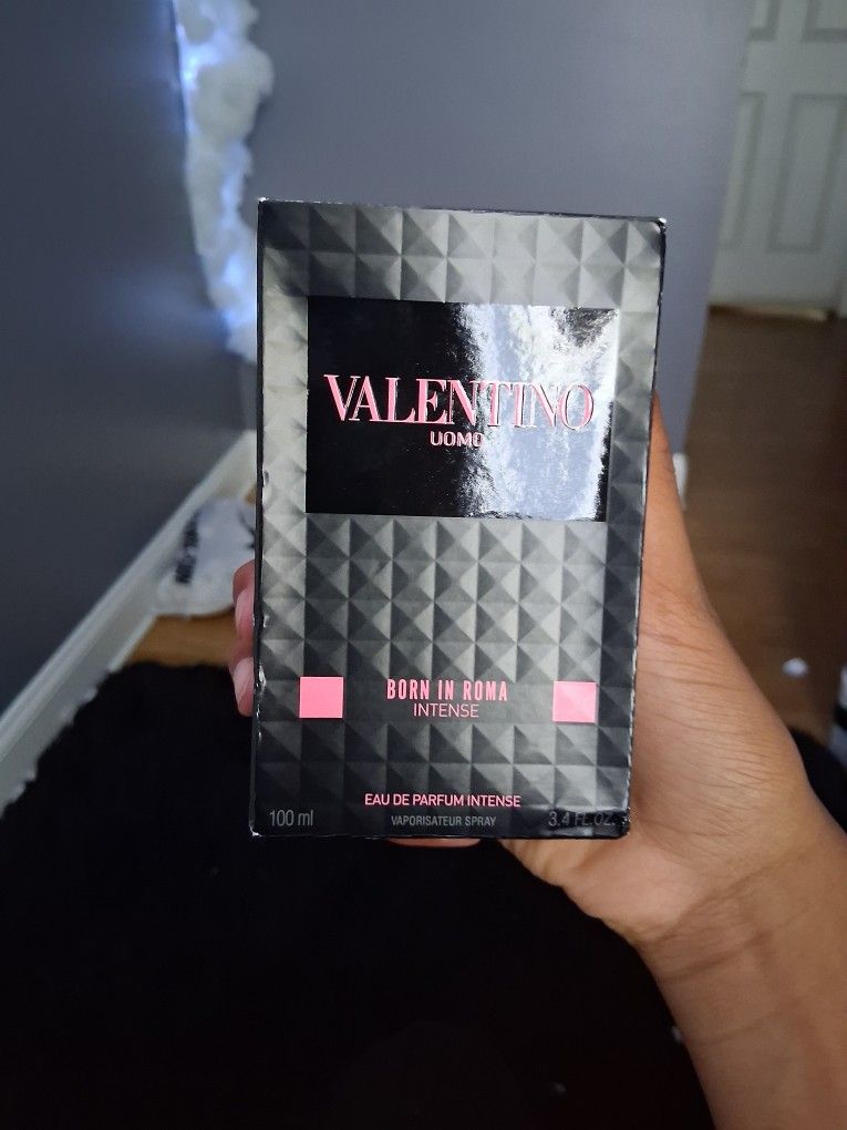 Valentino.
Perfume.