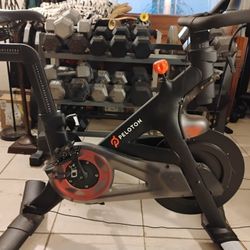 PELOTON  BIKE  :  FULL FUNCTIONAL /  HARDLY  EVER USED 
       SPIN BIKE  /  RECUMBENT BIKE / CYCLING EQUIPMENT / EXERCISE BIKE / STATIC BIKE / 