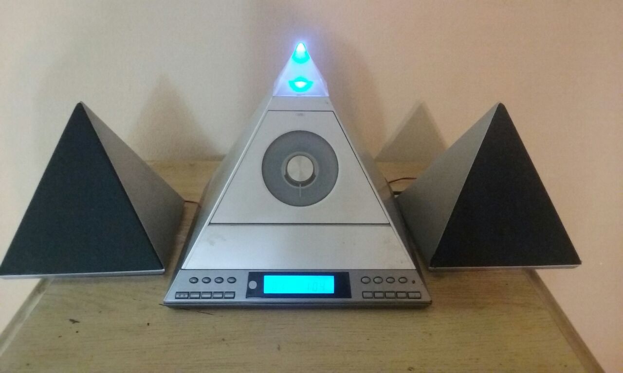 Cool pyramid cd/cassette/radio stereo player, turable top