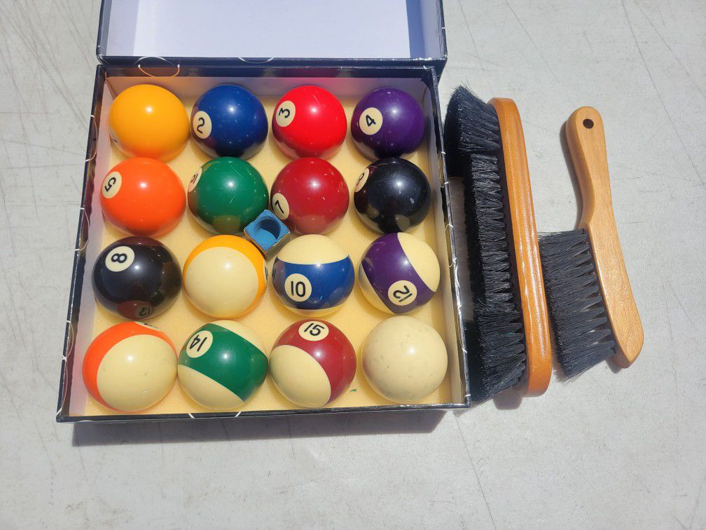 Billards Pool Table Balls Box Chalk And Brushes Set