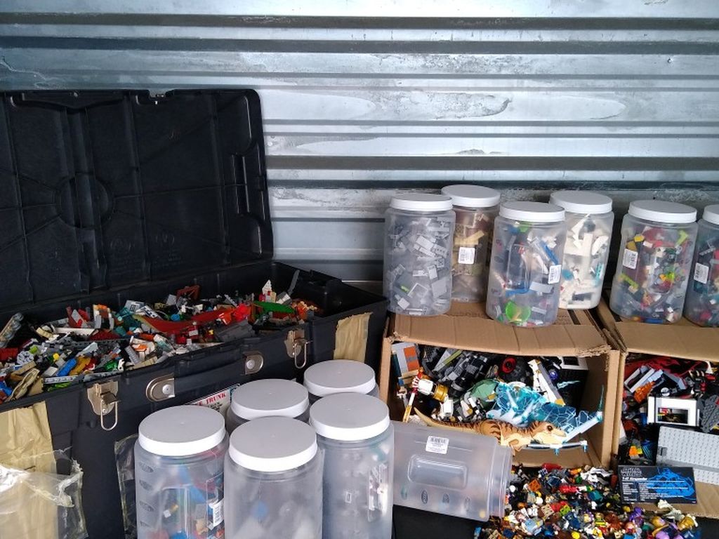 Huge Lot Of LEGO'S with Hundreds Of Minifigures