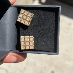 Brand New 1k Diamond Earrings  10k Gold Vvs