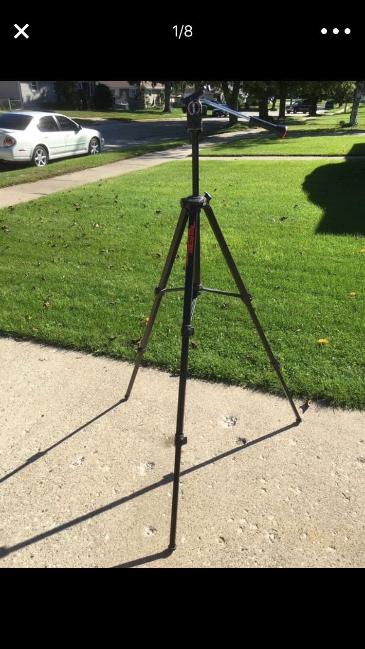 Red Accent Tripod. VTR 95 RA. Like new.