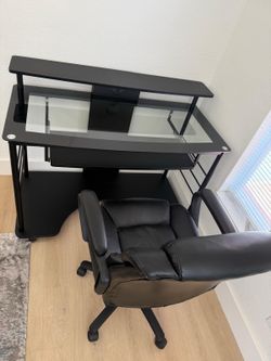 Mesa de computadora con su silla