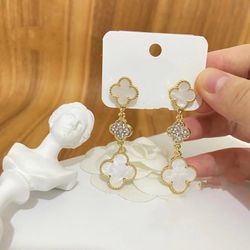 14k Gold White Pearl Clover Stud Earrings 