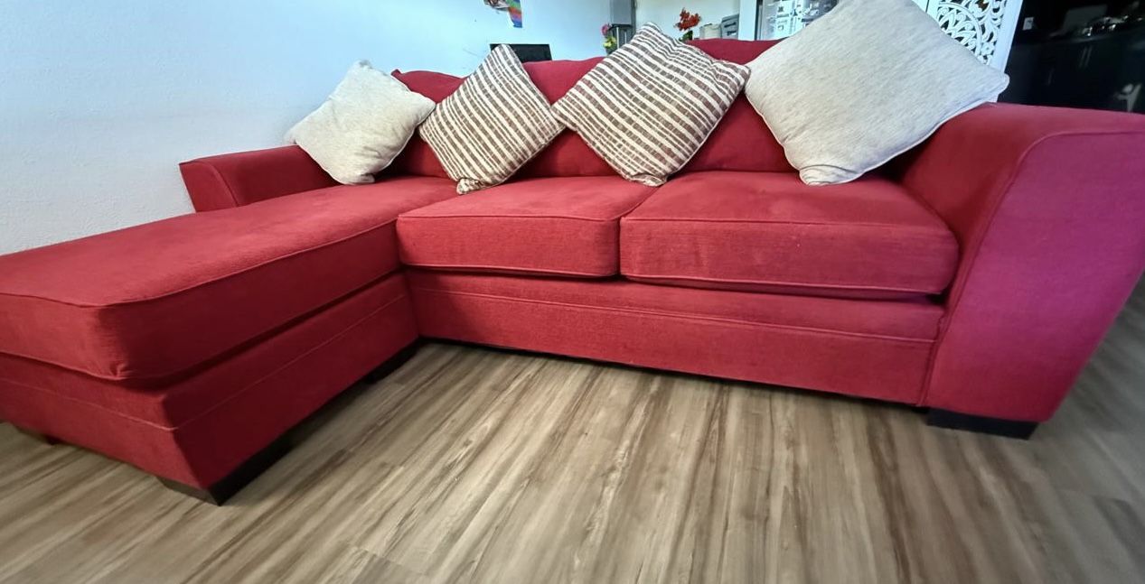 Delano Scarlett Sofa with Chase