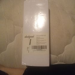 PACKGE INCLUDE: 8.7 inch length stainless steel rain shower head (Matte Black), 59 inch extra long hose, adjustable brass bracket and teflon tape.

RE