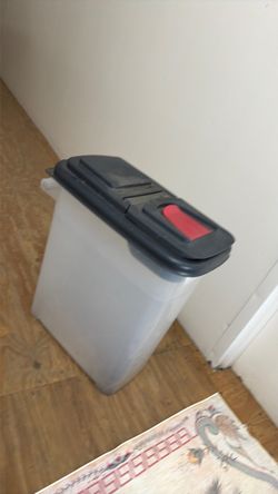 Pet food container